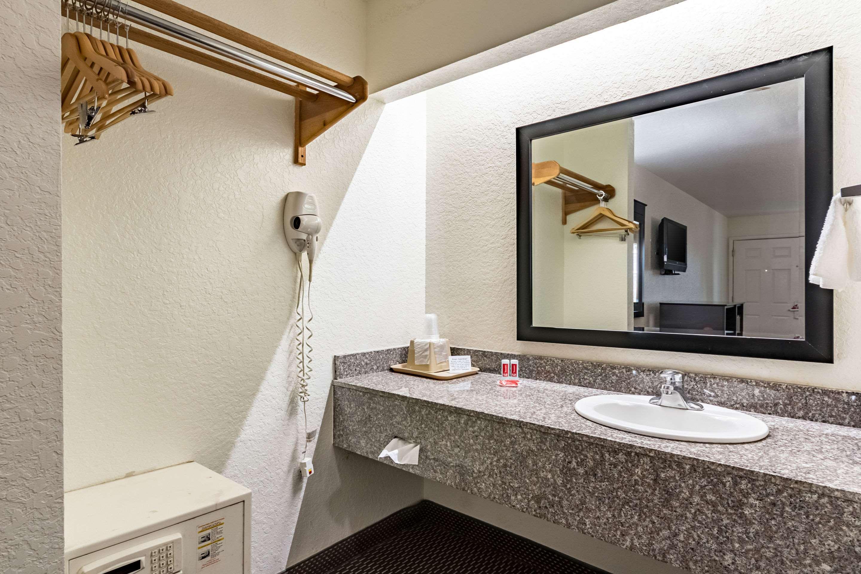 Econo Near Lackland Air Force Base-seaworld 2*